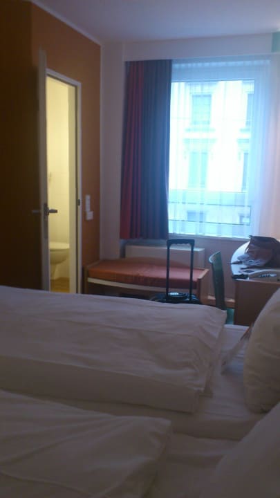 Zimmer, links gehts ins Bad ibis Hotel München City