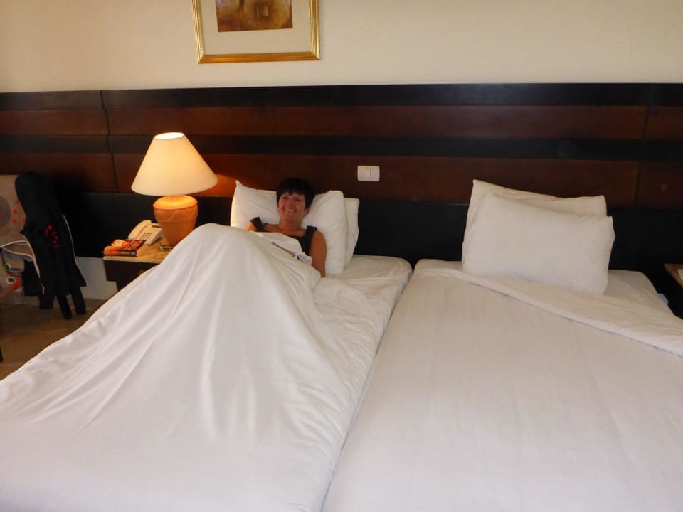 Zwei Einzelbetten die wir zusammen geschoben haben Malikia Resort Abu Dabbab