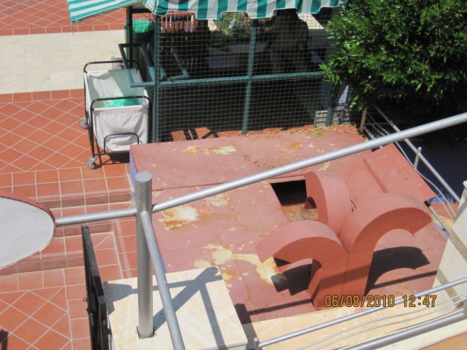 Offenstehende Luke ca 80x80cm im Poolbereich TUI BLUE Xanthe