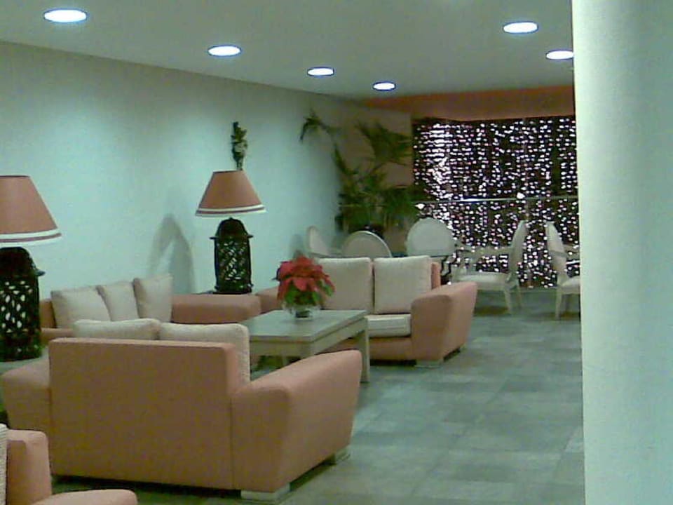 Gemütlicher Aufenthalt hinter der Lobby SBH Hotel Taro Beach
