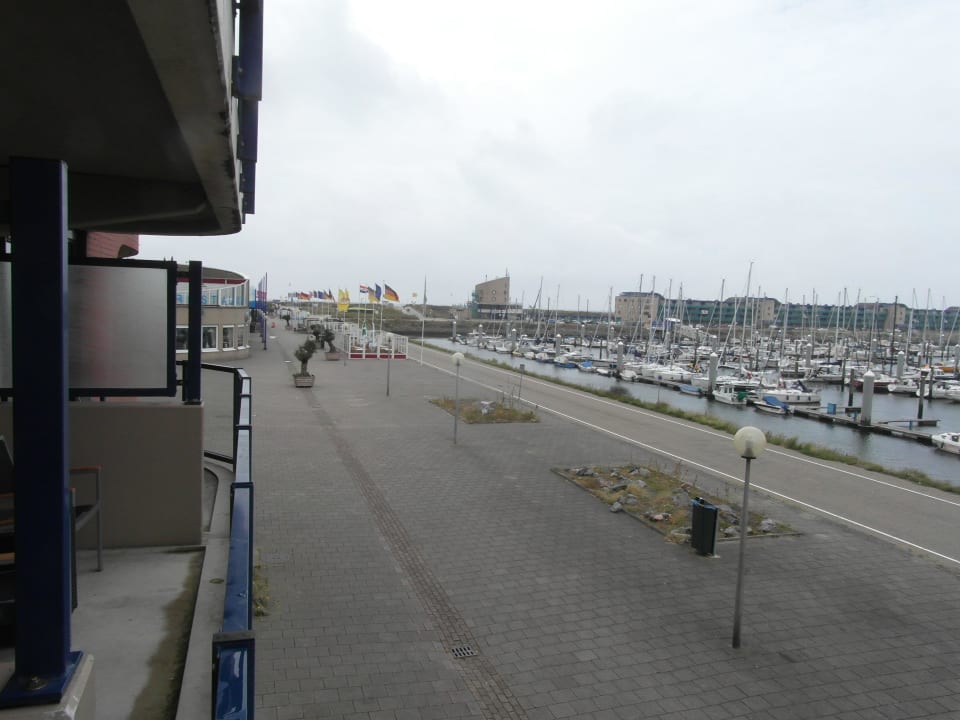 Der Blick vom Balkon nach links Leonardo Hotel IJmuiden Seaport Beach