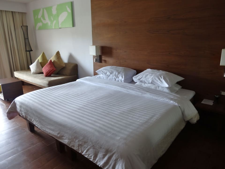 Grand Deluxe Poolview ZImmer mit viel Holz Sunprime Kamala Beach