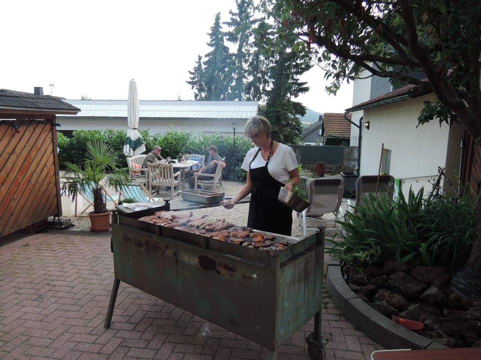 Chefin Ulli am Grill Hotel Sassor
