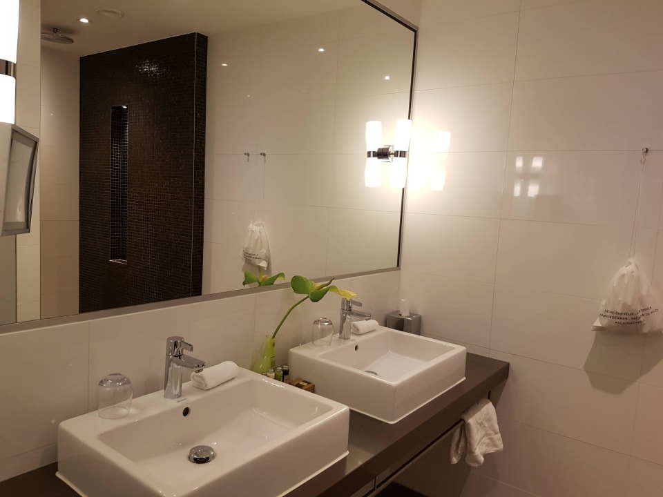 Bad mit Doppelwaschbecken Hotel Thermen Bussloo