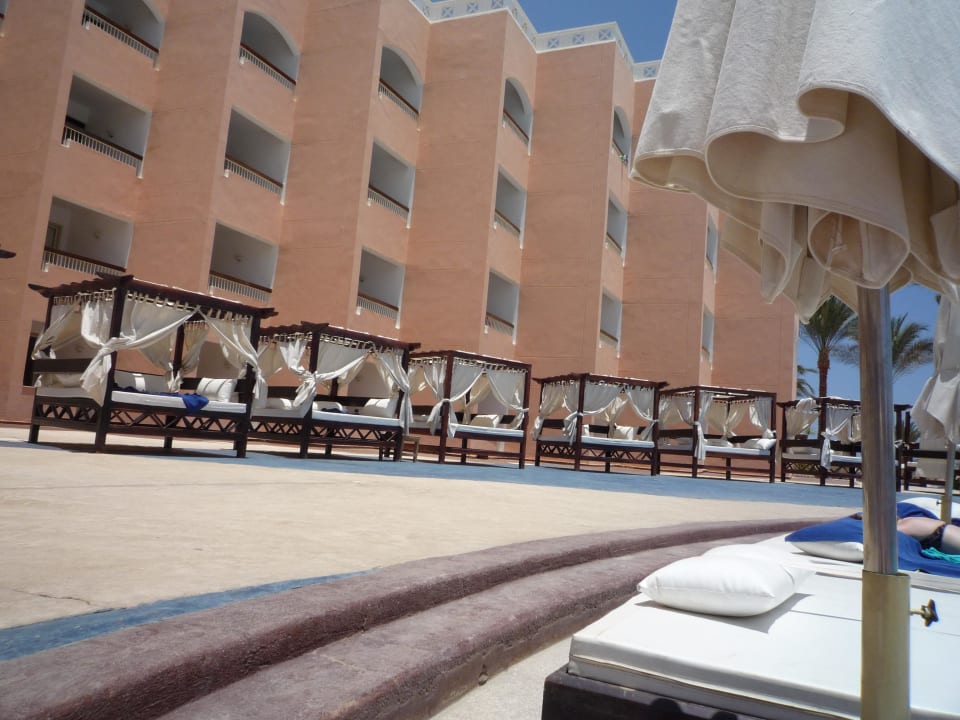 Poolliegen Beach Albatros Resort