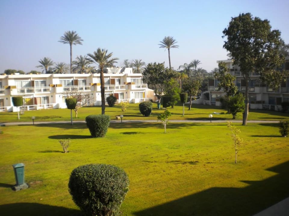 Blick in den Garten Hotel Pyramids Park Resort