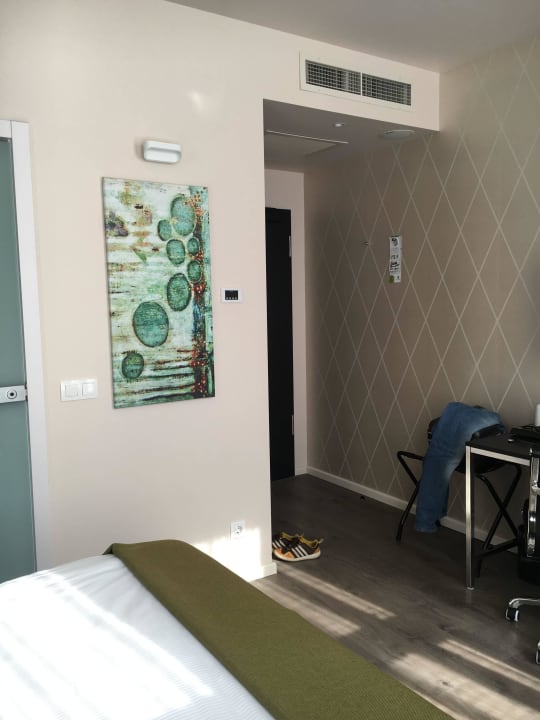 Blick vom Bett zur Tür Holiday Inn Dresden - Am Zwinger