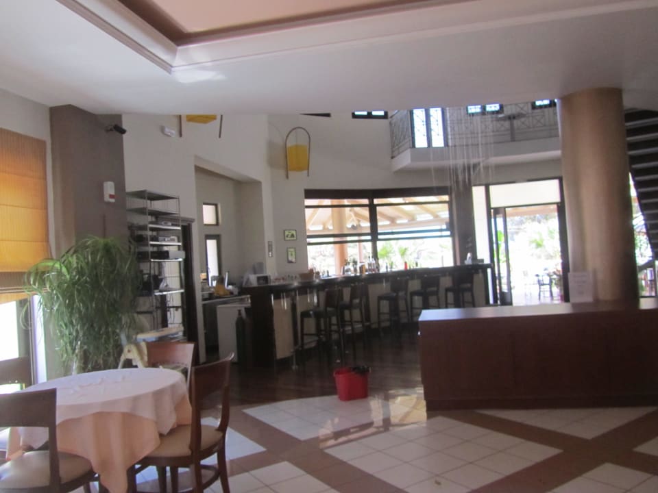 Frühstücksbereich innen und Hotelbar Delfina Boutique Hotel