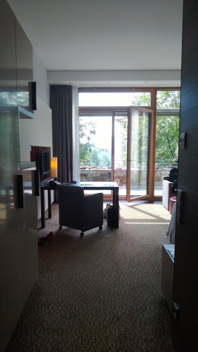 Blick zum Balkon vom Eingang aus Kempinski Hotel Berchtesgaden