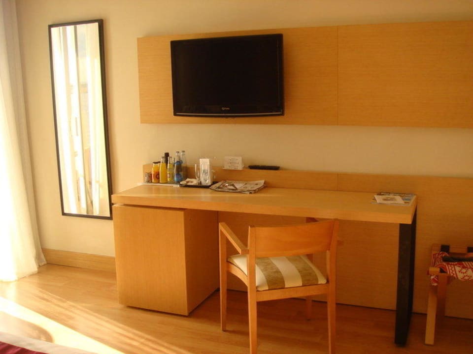 TV und Minibar, aber keine Steckdose und Leselampe Hotel Bonanza Playa