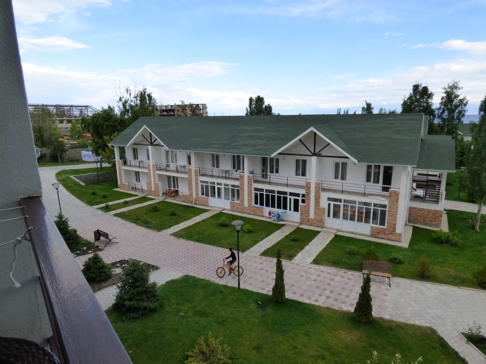 Blick vom Balkon auf die Ferienanlage Hotel Kapriz Issyk Kul Resort
