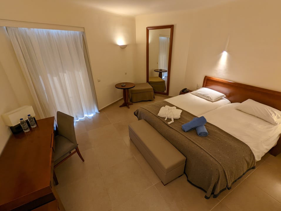 Zimmer Apollonia Beach Resort & Spa