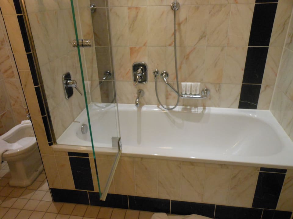 Suite 339 - Badewanne Le Méridien Grand Hotel Nürnberg