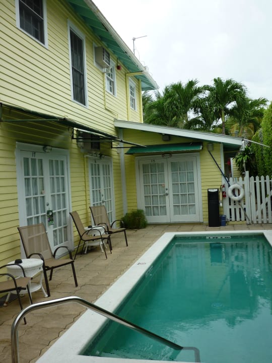 Pool und Eingang zu Zimmern Hotel Duval Gardens