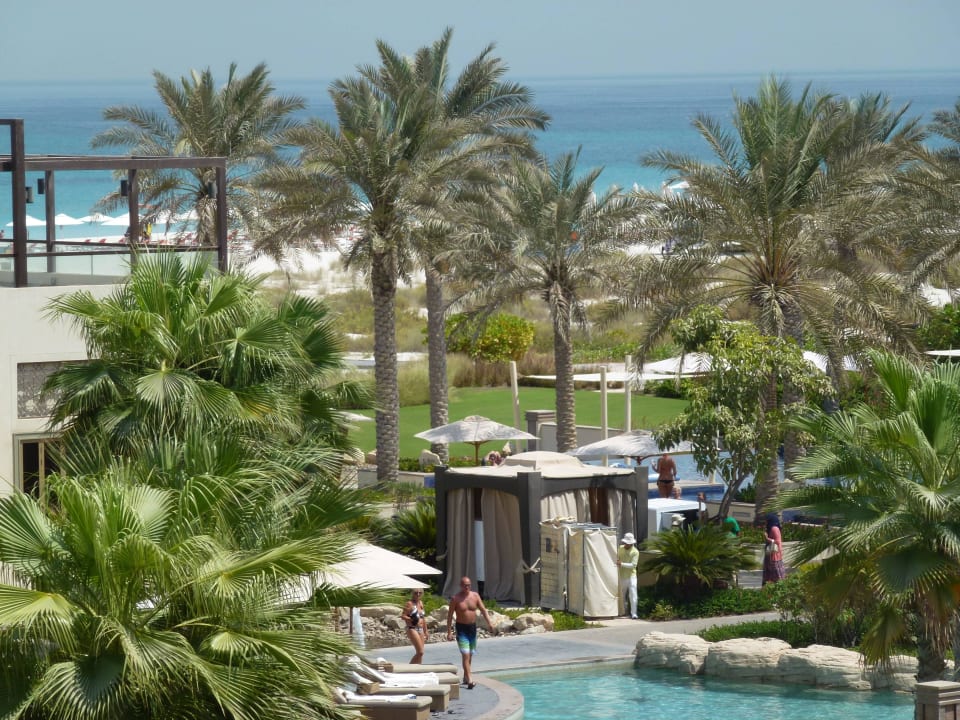 Ausblick vom Zimmer in die Poolanlage Park Hyatt Abu Dhabi Hotel and Villas
