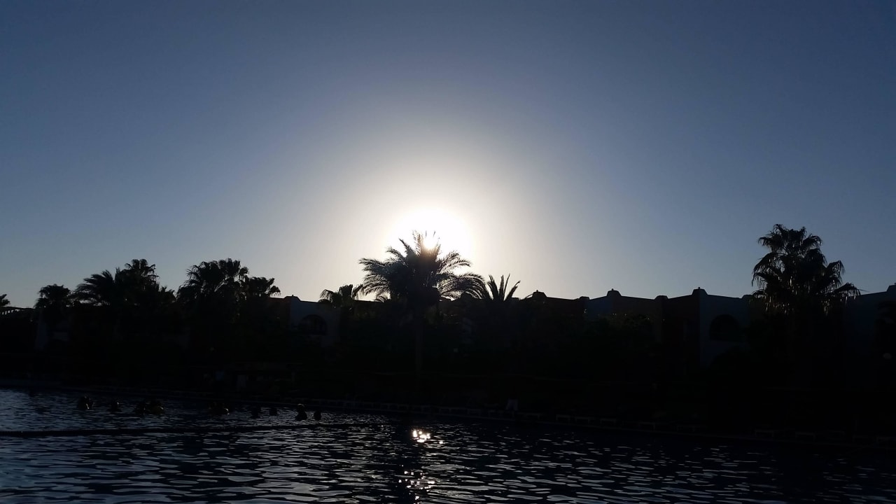 Sonnenuntergang am pool Arabia Azur Resort