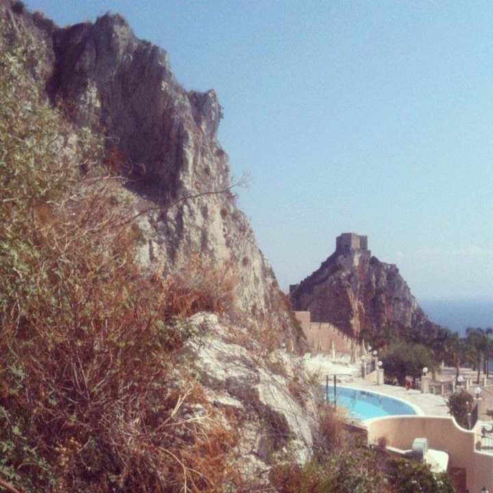 Hotel jest położony wśród skał Capo dei Greci Taormina Coast Resort Hotel & Spa