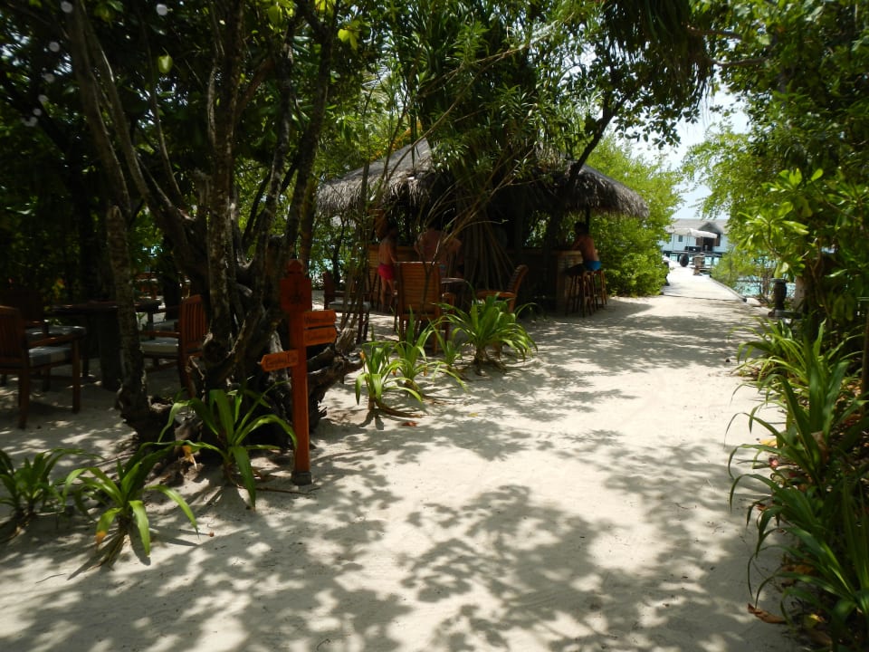 Bar vor den Wasserbungalows Reethi Beach Resort
