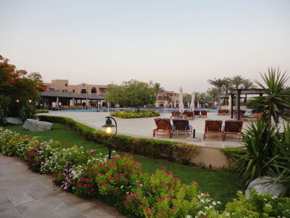 Ansicht Poolanlage von Hotellooby Miramar Al Aqah Beach Resort