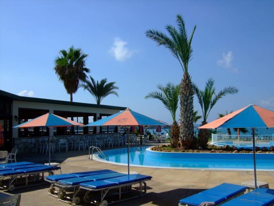 Blick auf Abend-Terrasse und Pool Hotel Corallia Beach