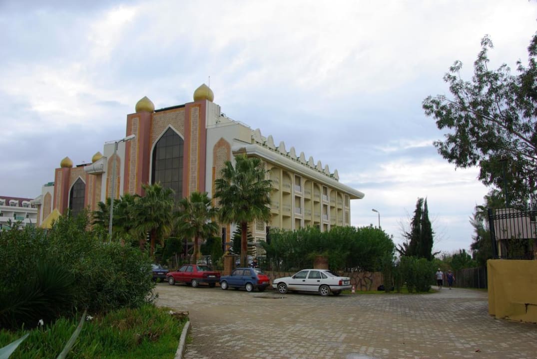 Von der Strasse aus Eingang Adalya Resort & Spa - Adults Only