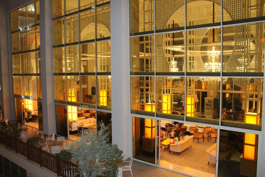 Lobby Well Palace Side