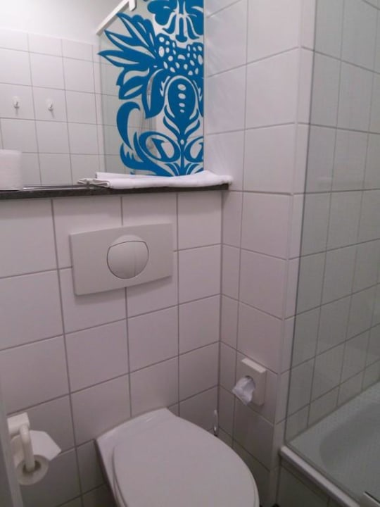 Mini-Badezimmer mit Toilette und Duschkabine Motel One Frankfurt Airport