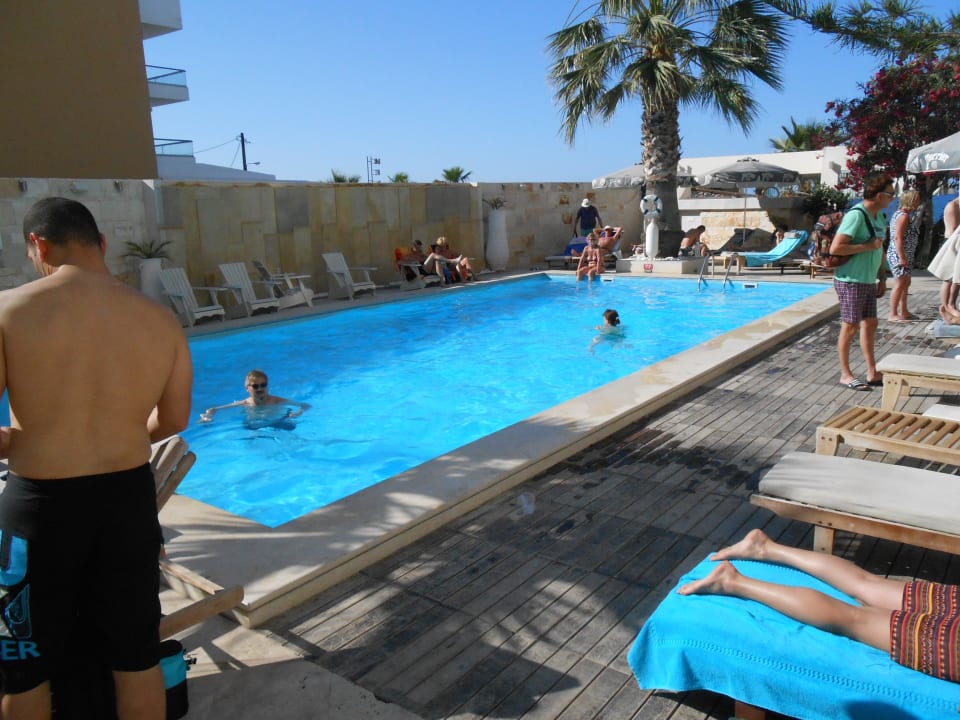 Pool und Liegeplätze Glaros Beach Hotel