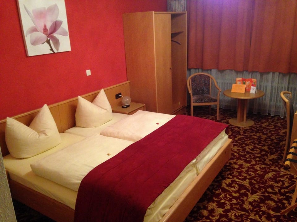 Bett mit grossem Schrank Landgasthof - Hotel - Hirsch