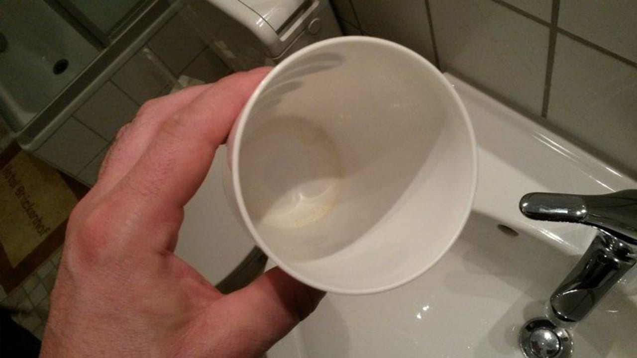 Zahnputzbecher dreckig. Hotel Brückenhof