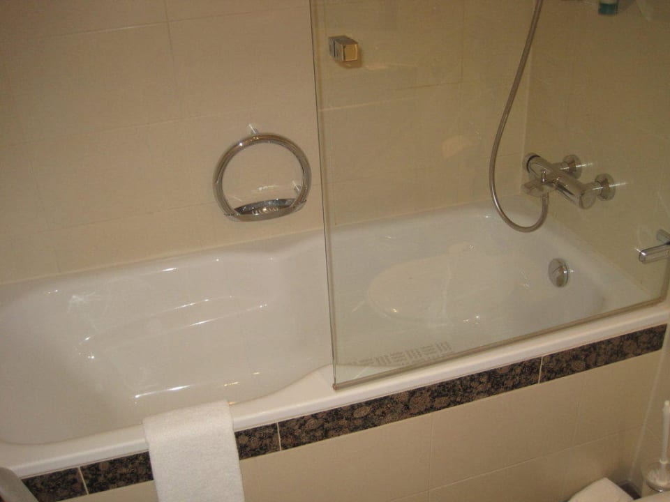Bad mit Badewanne Dorint Hotel Dresden