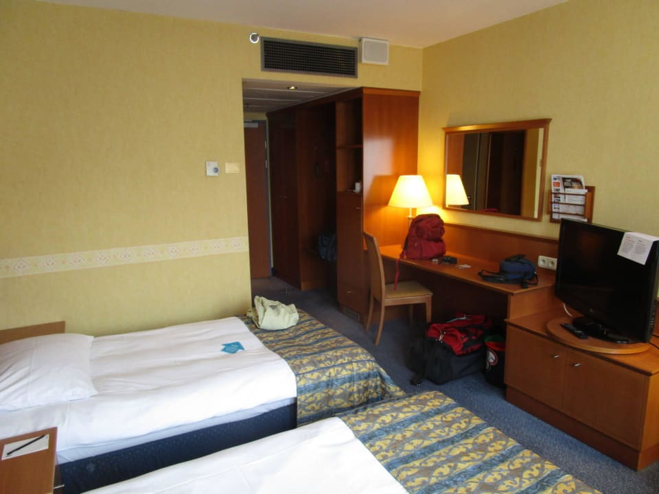 Schreibtisch und TV Scandic Wrocław