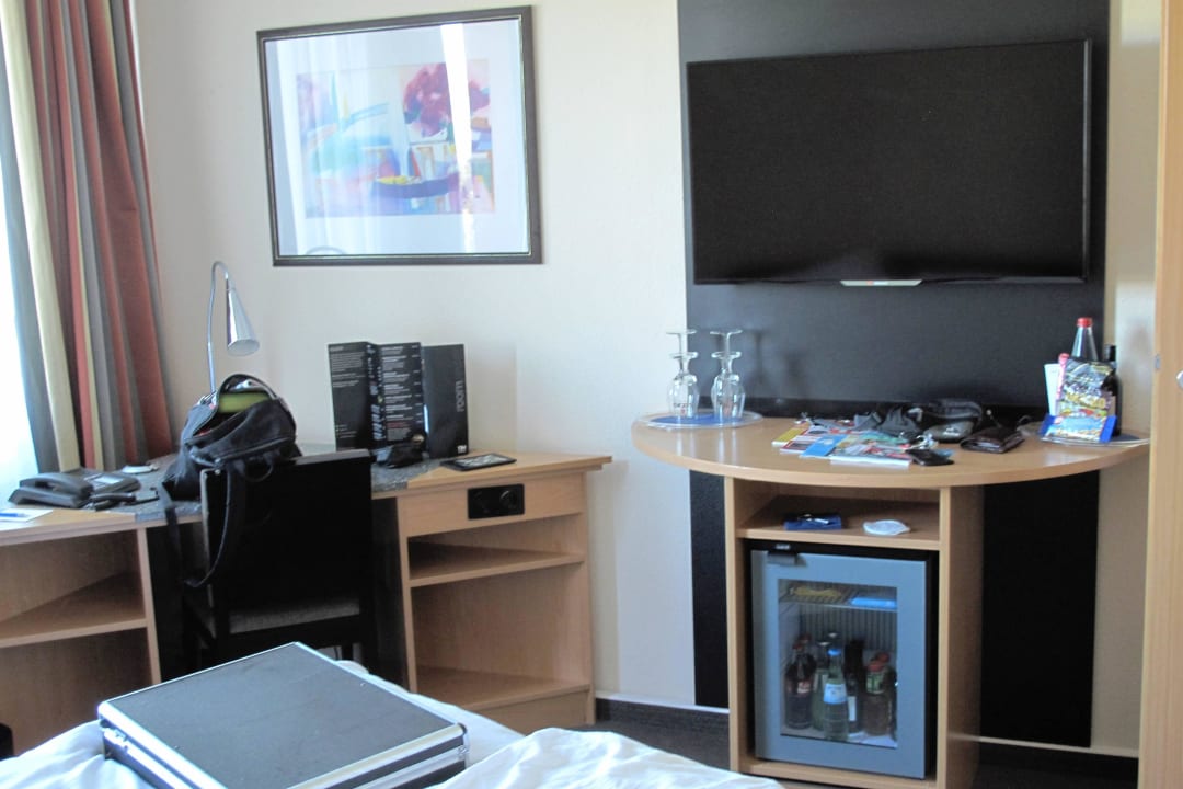 Gute Ausstattung mit TV, Minibar und Schreibtisch NH München Airport