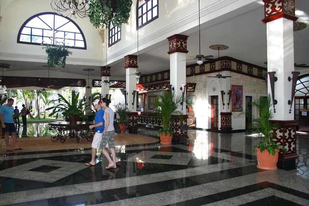 Rezeption, rechts der Eingang zum Hauptrestaurant Hotel Riu Bambu