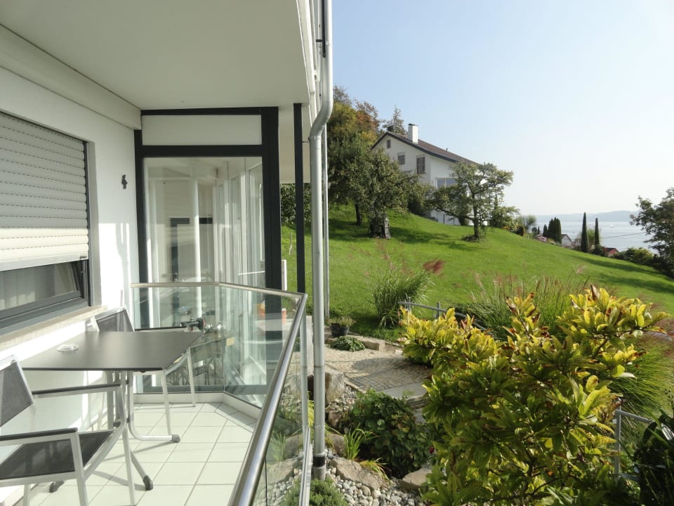 Terrasse Zimmer Mainau, dahinter Hoteleingang Lupinenhotel Bodensee