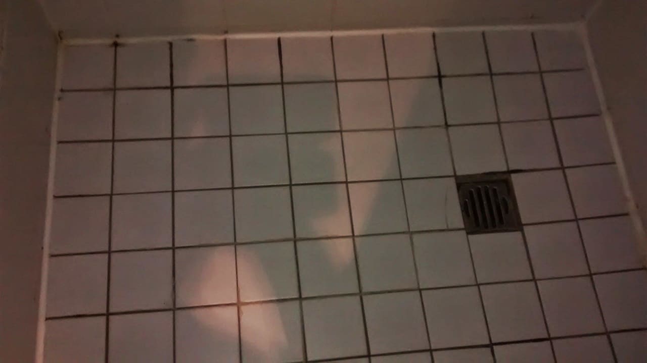 Schimmelige Dusche Hotel an der Kö