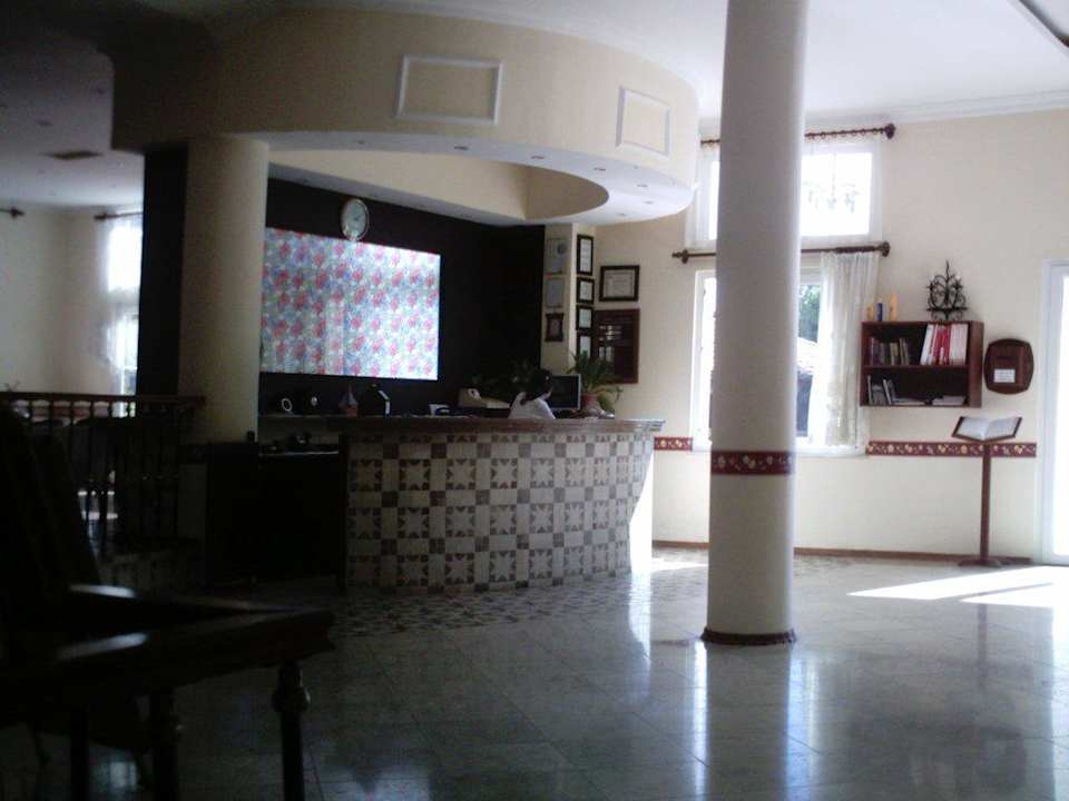 Der Eingang des Hotels mit dem Empfangs-Bereich Şevki Bey Hotel