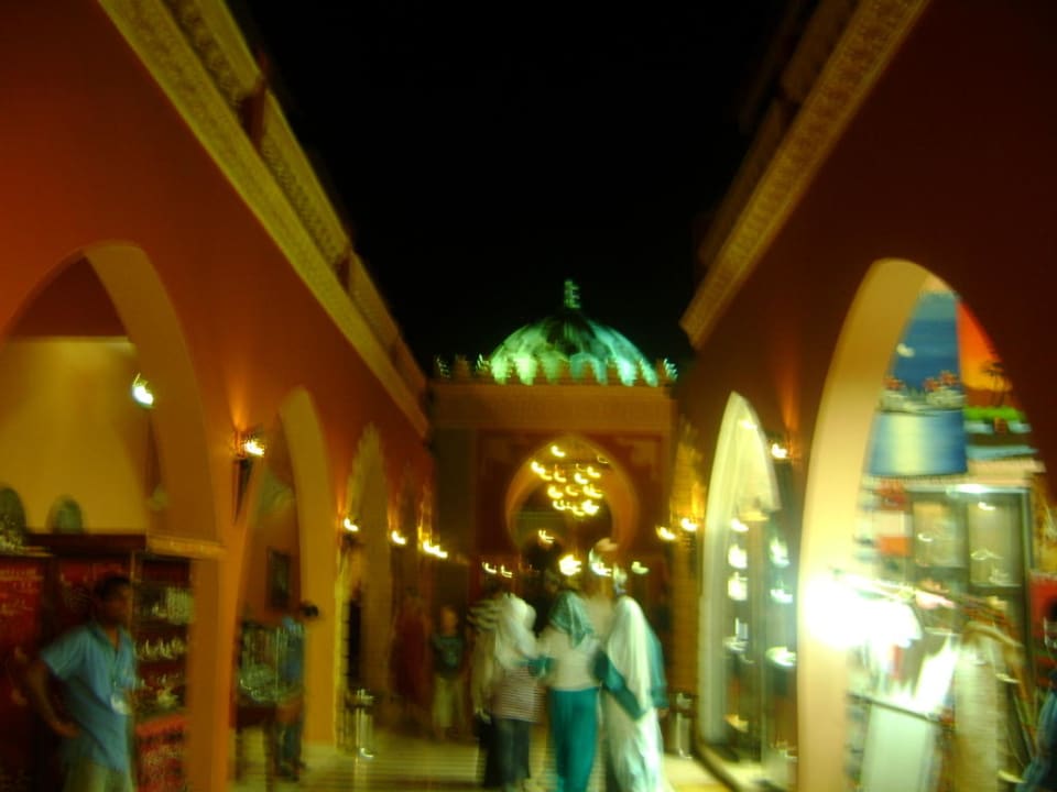 Gang mit den hoteleignen Händlern Pickalbatros Alf Leila Wa Leila Resort - Neverland Hurghada