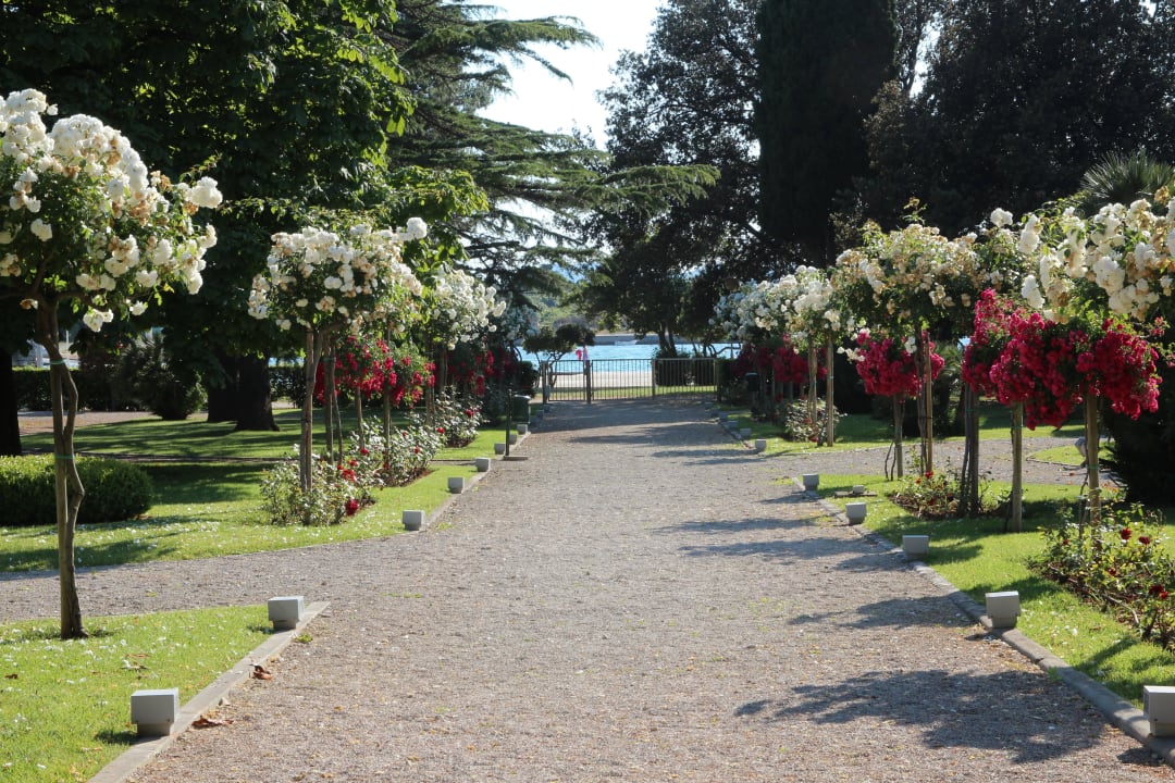 Hauptweg im Garten Richtung Meer Falkensteiner Hotel Adriana