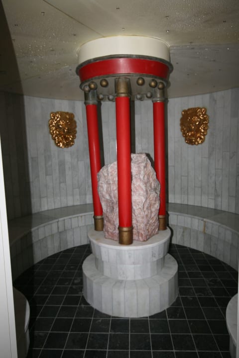 Der Stein ist aus Kunststoff  Hotel König Ludwig