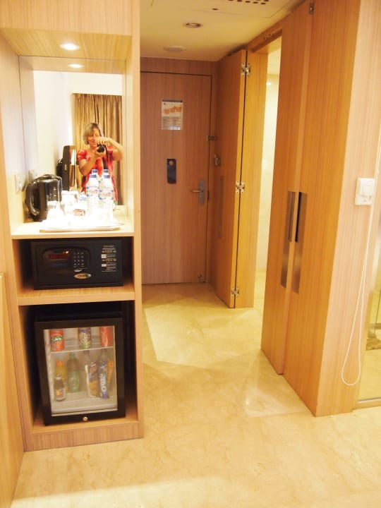 Eingangsbereich mit Minibar Novotel Surabaya Hotel
