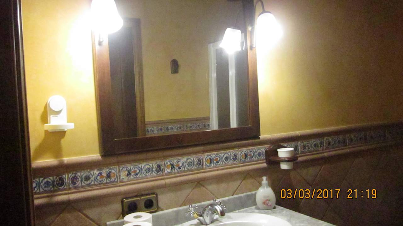 Kleines gelbes Bad im UG (einziges Bad mit Hzg.) Finca Cas Pec