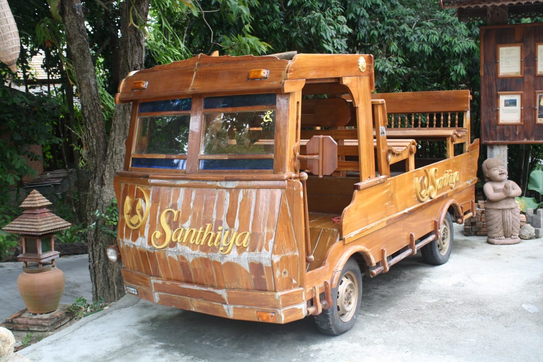 Lärmige Autos für Gästetransport Santhiya Koh Phangan Resort & Spa