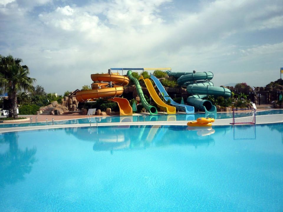 Hauptrutschen im Aquapark VONRESORT Golden Beach