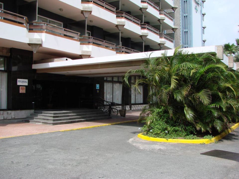 Der Haupteingang zum Hotel Bull Escorial & Spa