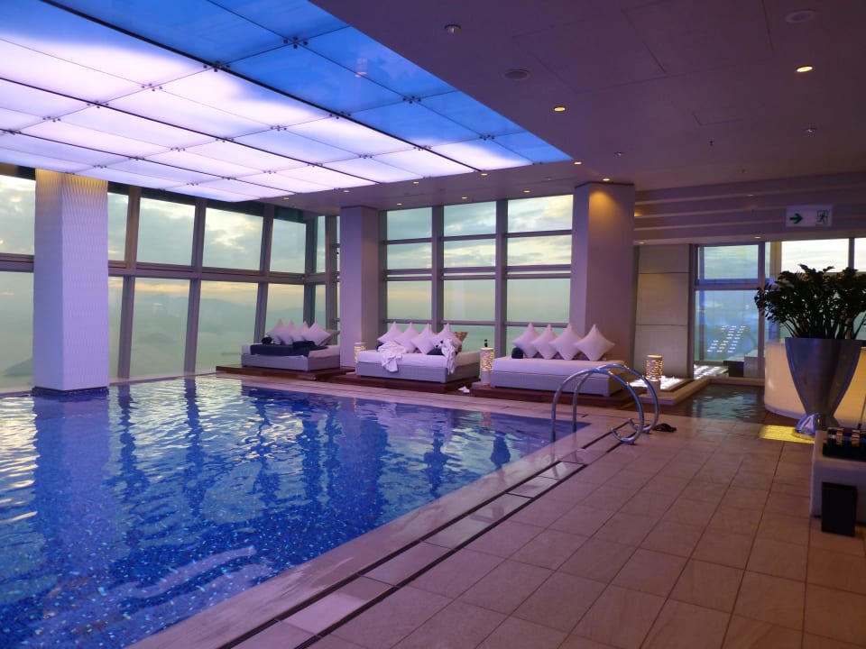 Pool im 118. Stockwerk Hotel The Ritz-Carlton Hongkong