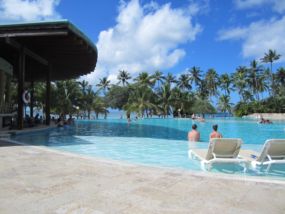 Poolansicht mit Bar Dreams La Romana Resort & Spa