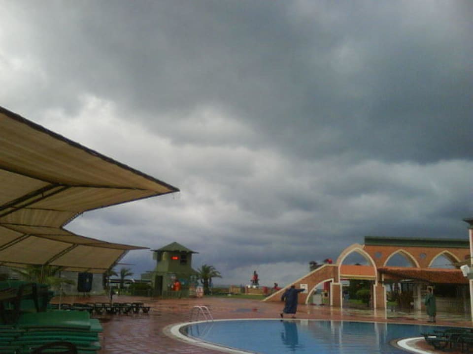 Wolken über der Poolbar Megasaray Club Belek