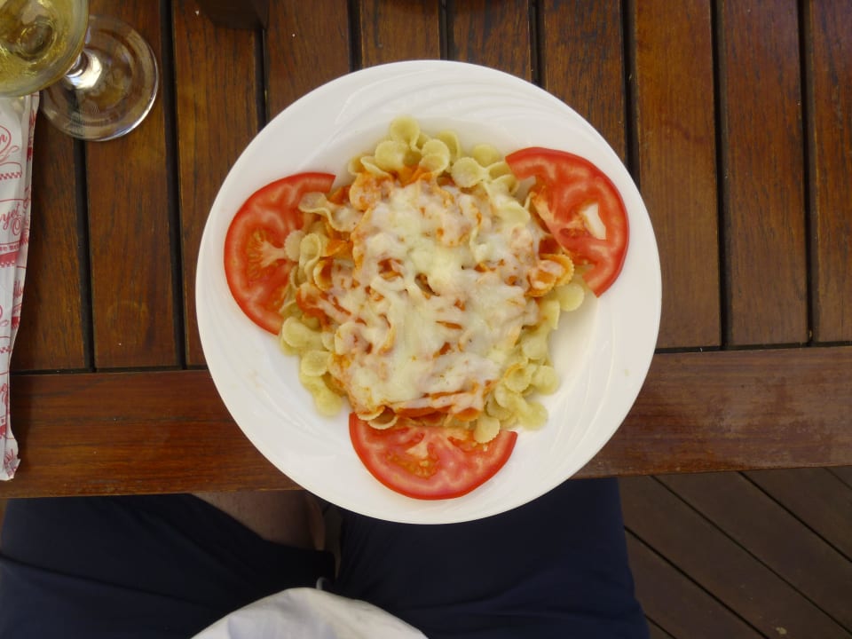 Snack an der Strandbar Alba Queen Hotel