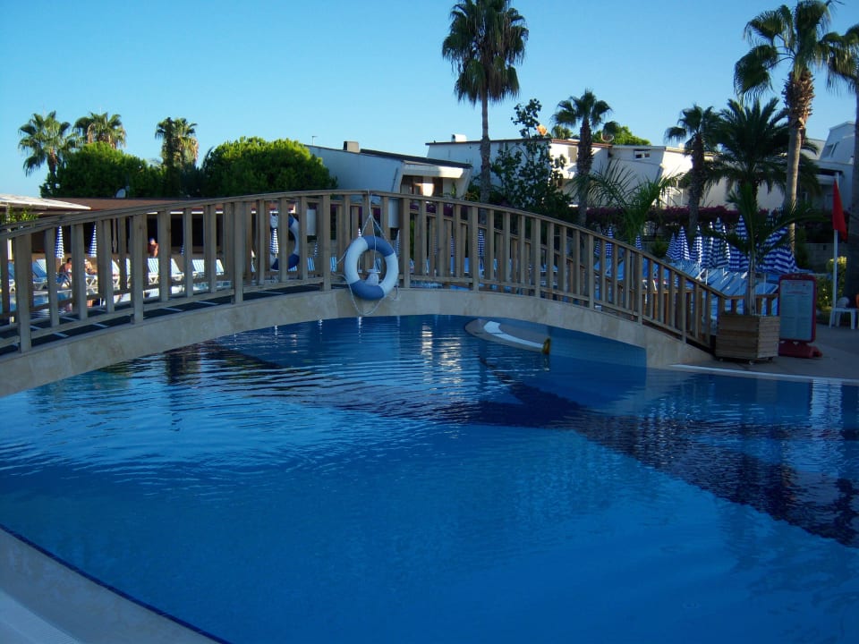 Pool mit Brücke  Lonicera Resort & Spa Hotel
